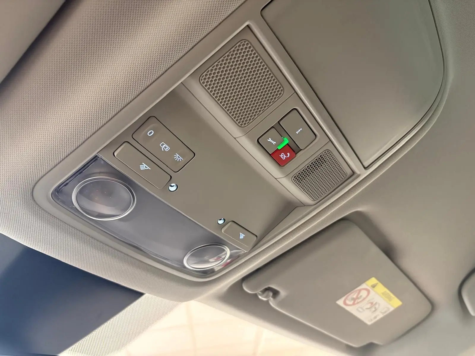 Plafonnier intérieur avec commandes d’éclairage et bouton d’urgence dans un SEAT Ateca 2024, vue en plongée.