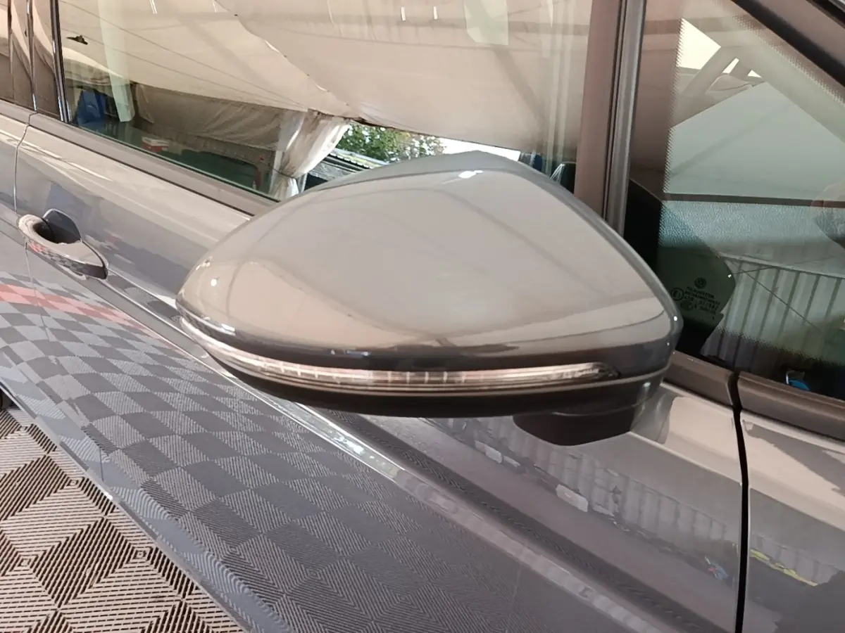 Rétroviseur droit gris clair avec clignotant intégré sur Volkswagen Touran 2024, vue rapprochée côté droit.