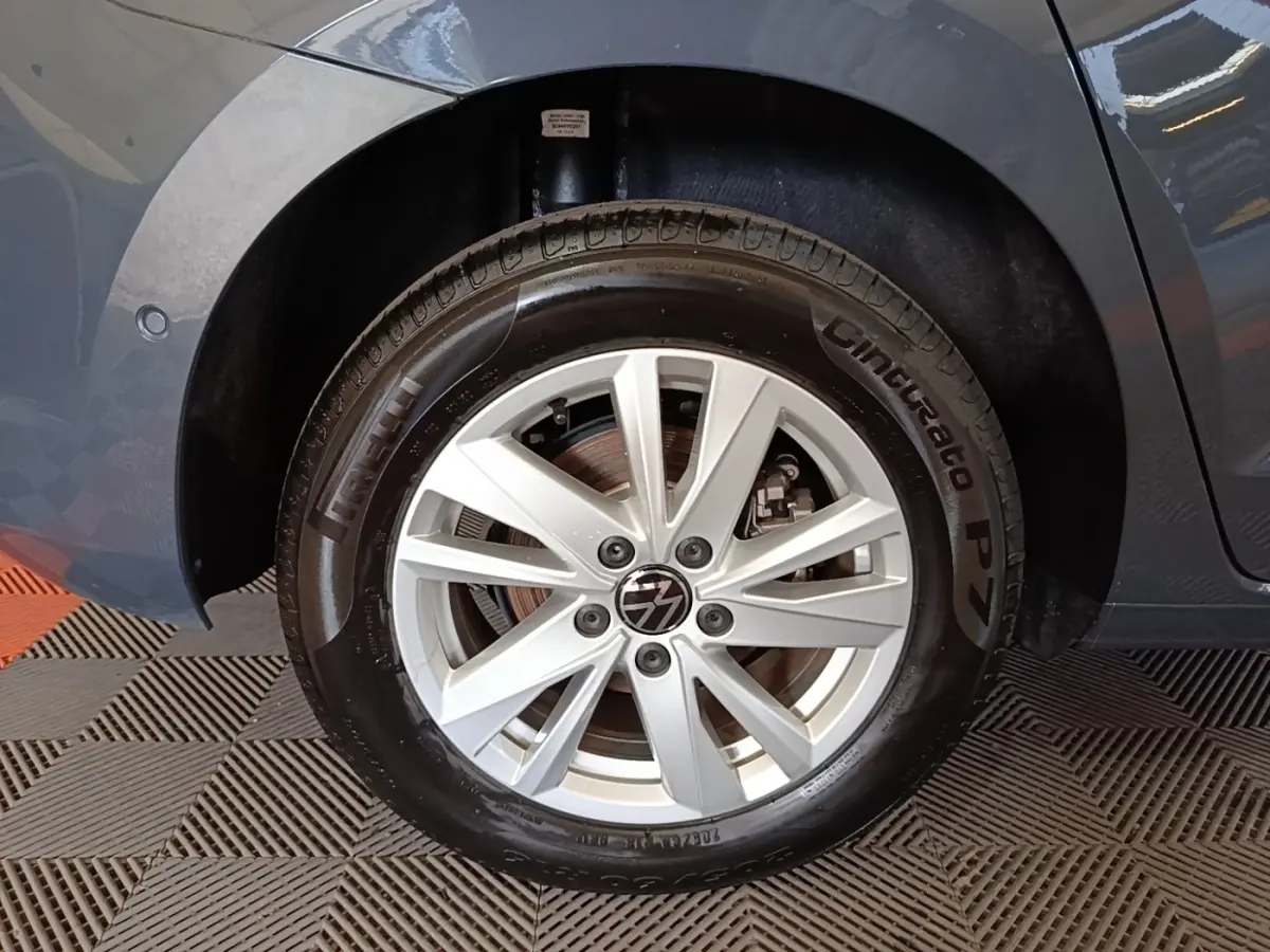 Gros plan sur la roue avant gauche gris clair du Volkswagen Touran 2024 avec jante alliage et pneu Pirelli Cinturato P7.
