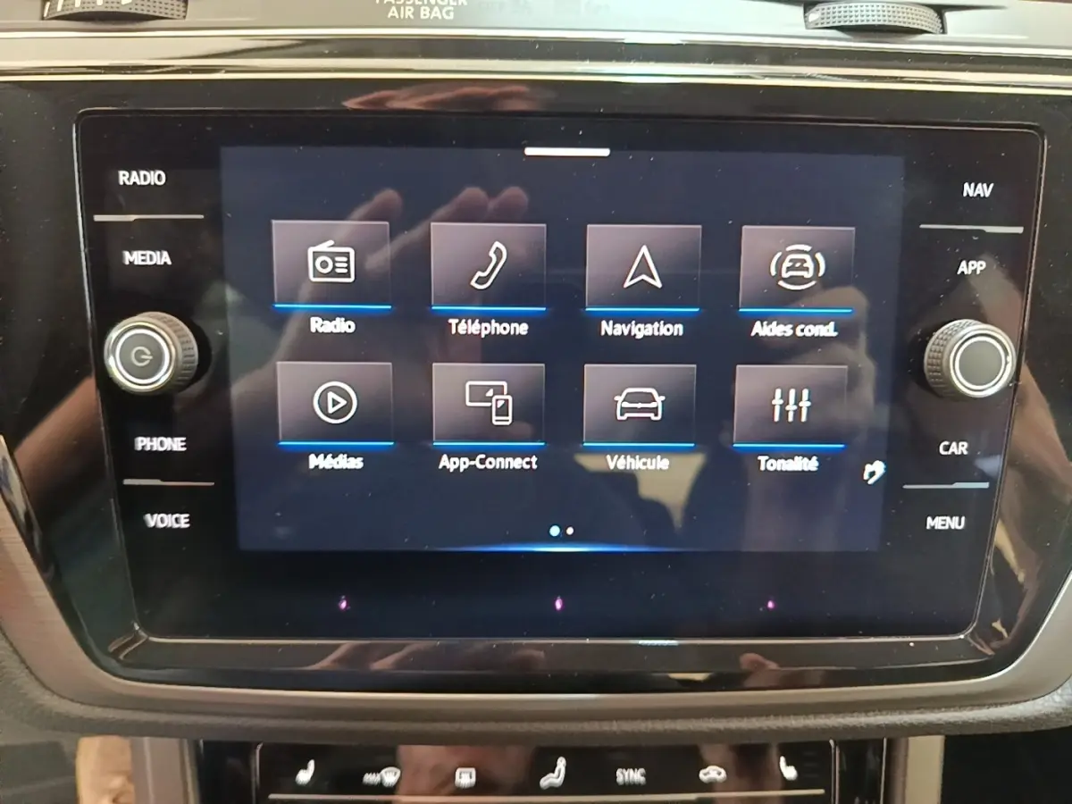 Écran tactile central du Volkswagen Touran 2024 affichant les options Radio, Navigation et Aides à la conduite.