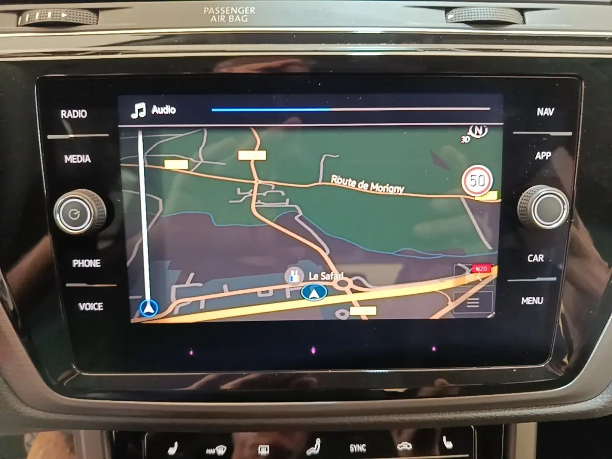 Écran tactile central du Volkswagen Touran 2024 affichant la navigation avec carte et options multimédia.