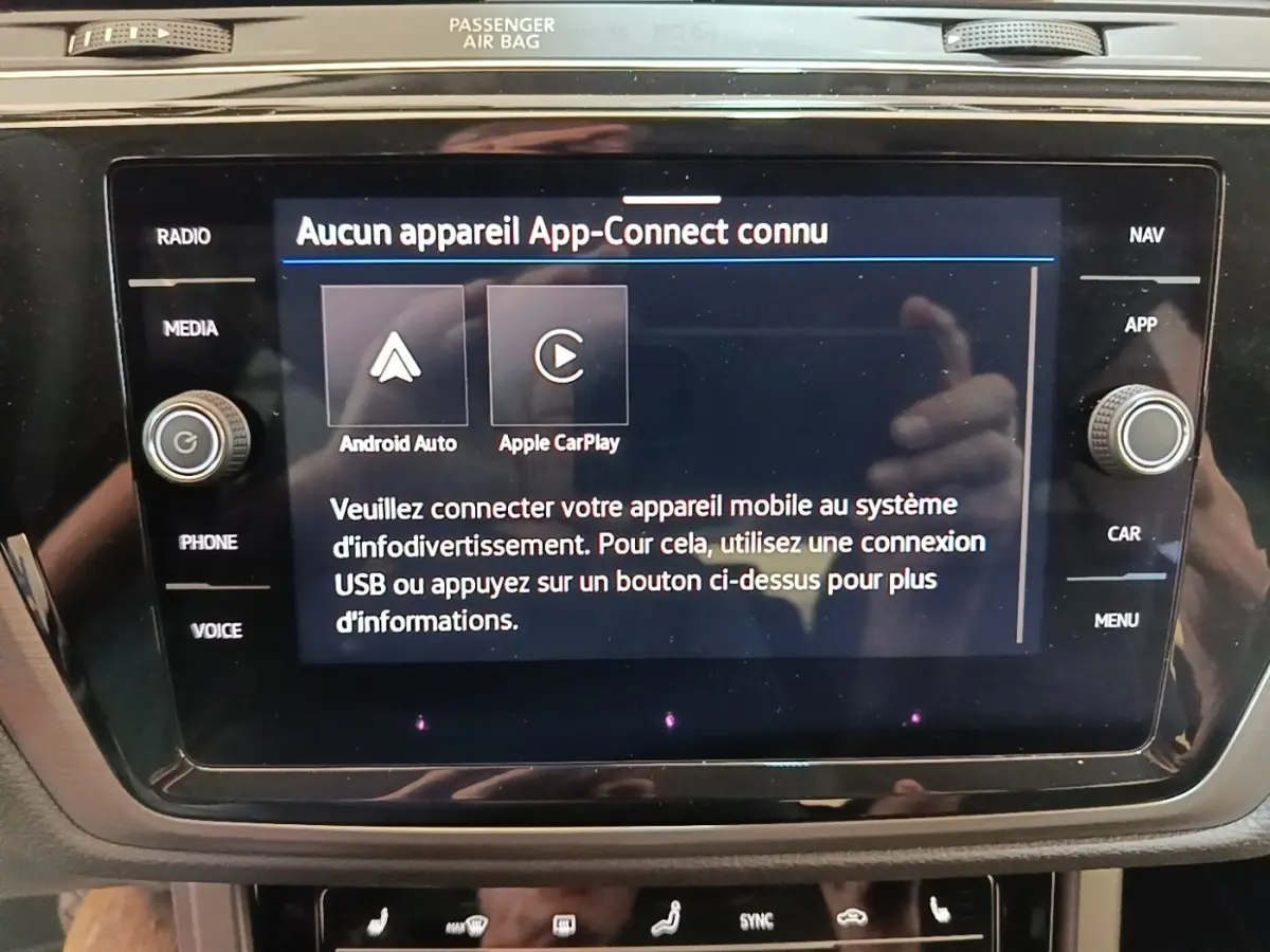 Écran tactile central du tableau de bord du Volkswagen Touran 2024 avec interface App-Connect en mode attente.
