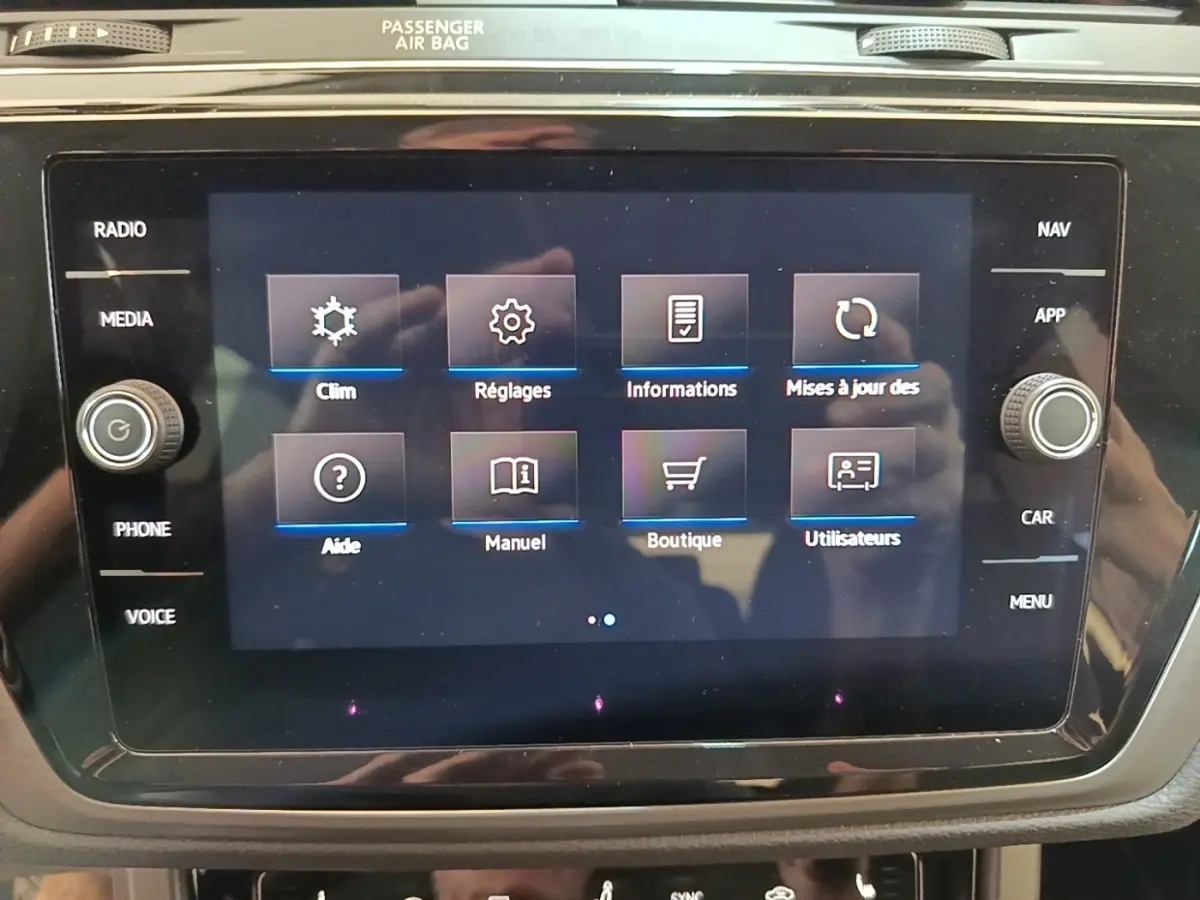 Écran tactile central du tableau de bord du Volkswagen Touran 2024, affichant le menu principal des réglages.