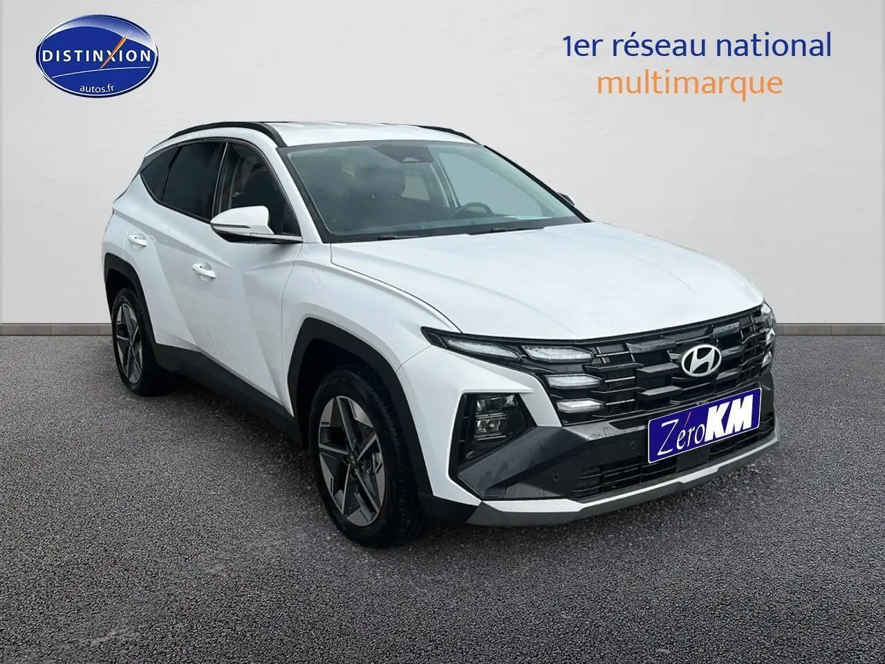 Hyundai Tucson blanc sérénité en 3/4 avant droit avec calandre noire et jantes alliage 18 pouces.