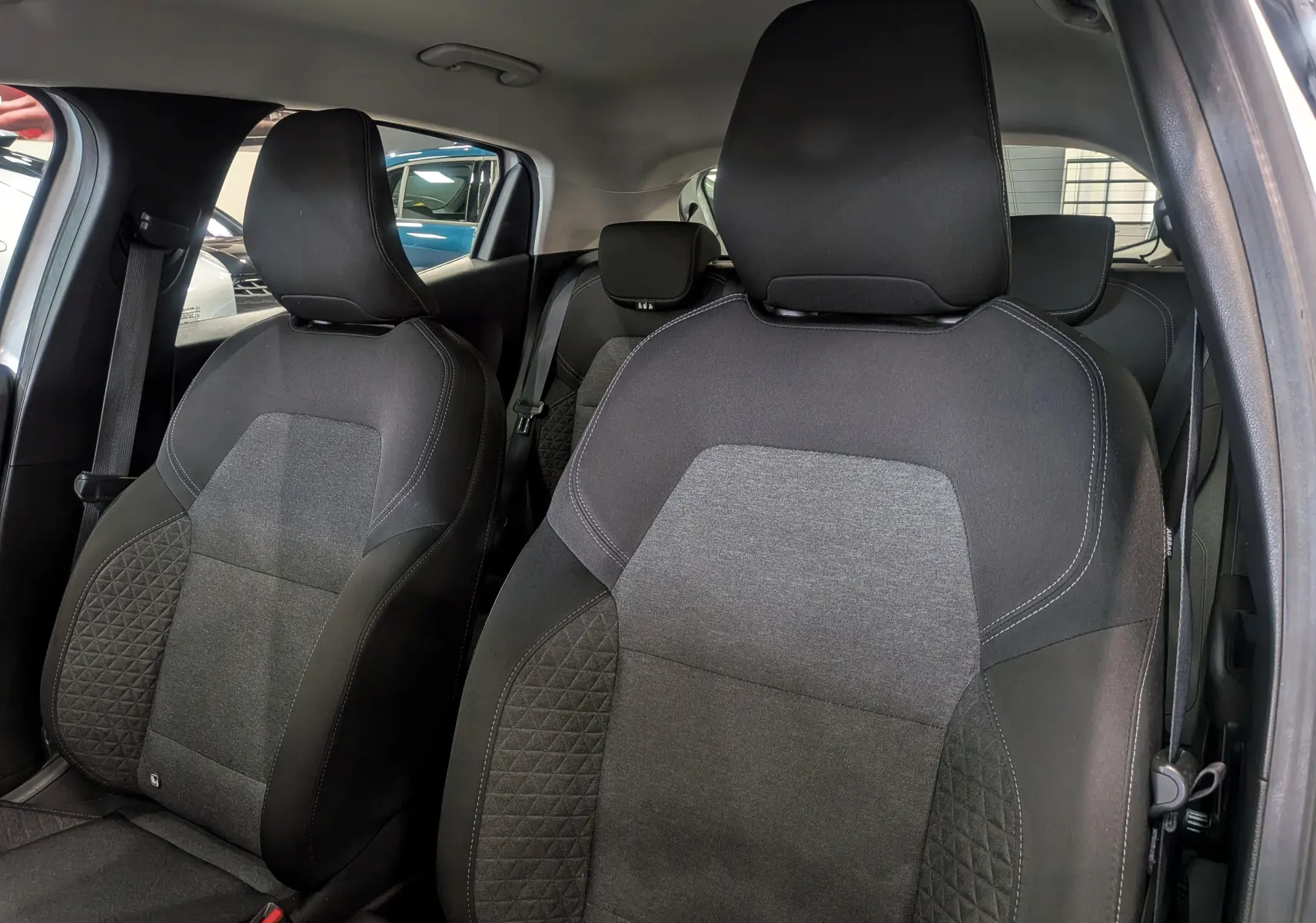 Gros plan sur les sièges avant en tissu noir et gris de la Renault Clio V Business 2020 vue côté droit.