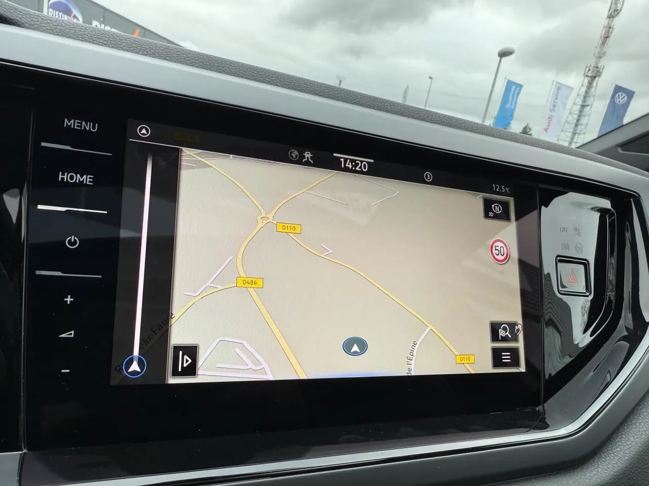 Écran tactile du système de navigation Discover Pro dans le Volkswagen Taigo Gris Ascot, vue intérieure centrale.