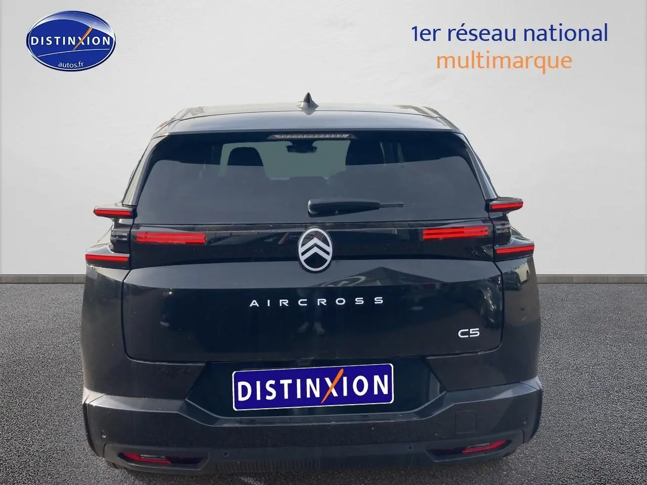 Vue arrière d'un Citroën C5 Aircross noir 2026 avec feux arrière LED horizontaux et logo centré.