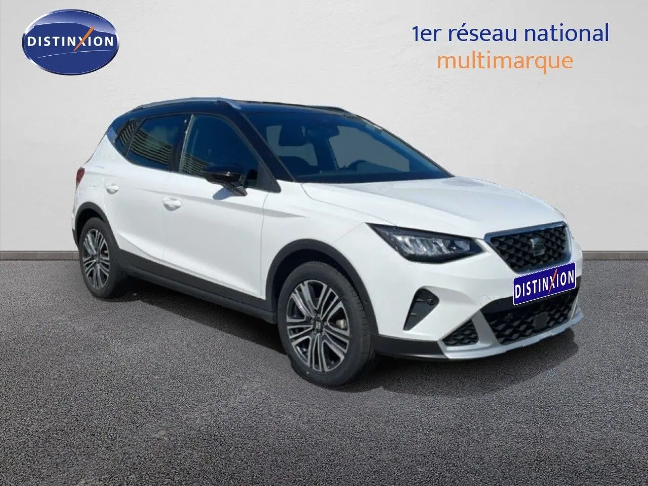 SEAT Arona 2025 blanc avec toit noir en 3/4 avant droit, jantes alliage et calandre noire distinctive.