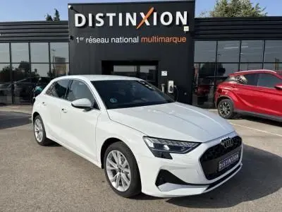 Audi A3 Sportback blanc Arkona vue 3/4 avant droit, avec phares LED et jantes alliage 5 branches parallèles.