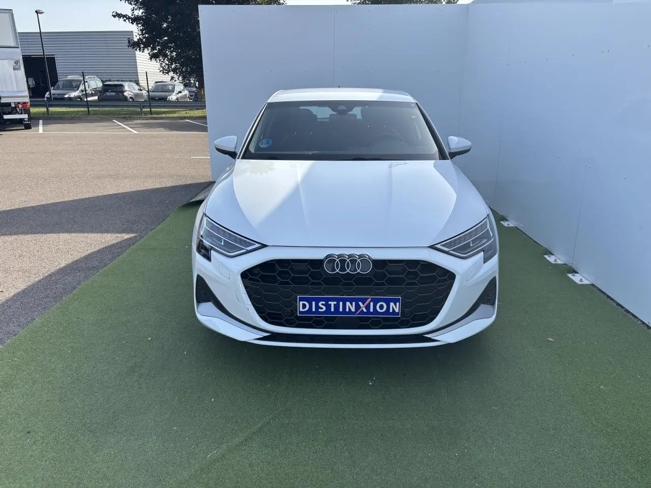 Audi A3 Sportback blanc Arkona vue de face avec calandre noire et phares LED dynamiques allumés