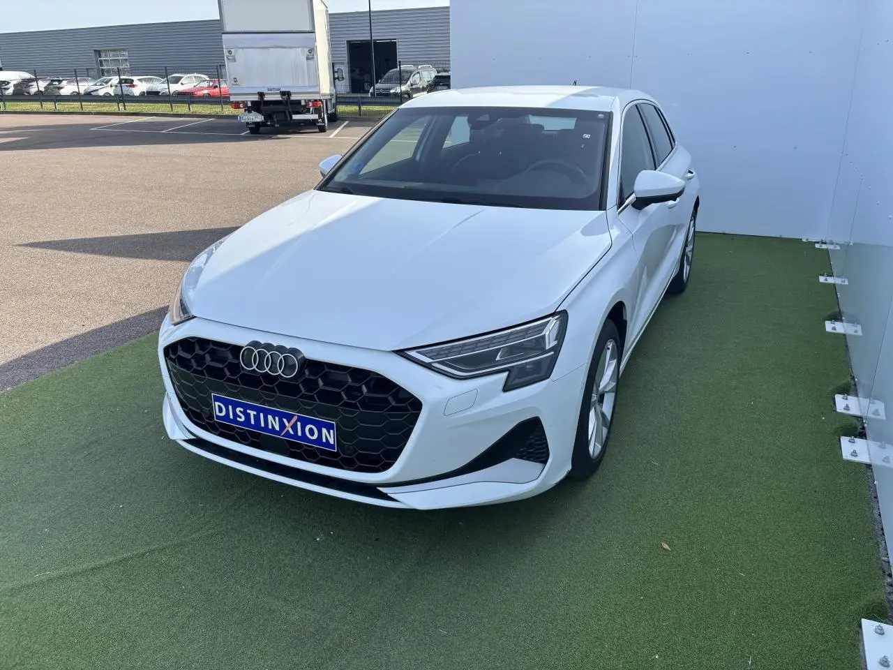 Audi A3 Sportback blanc Arkona vue 3/4 avant droite avec calandre noire et phares LED distinctifs