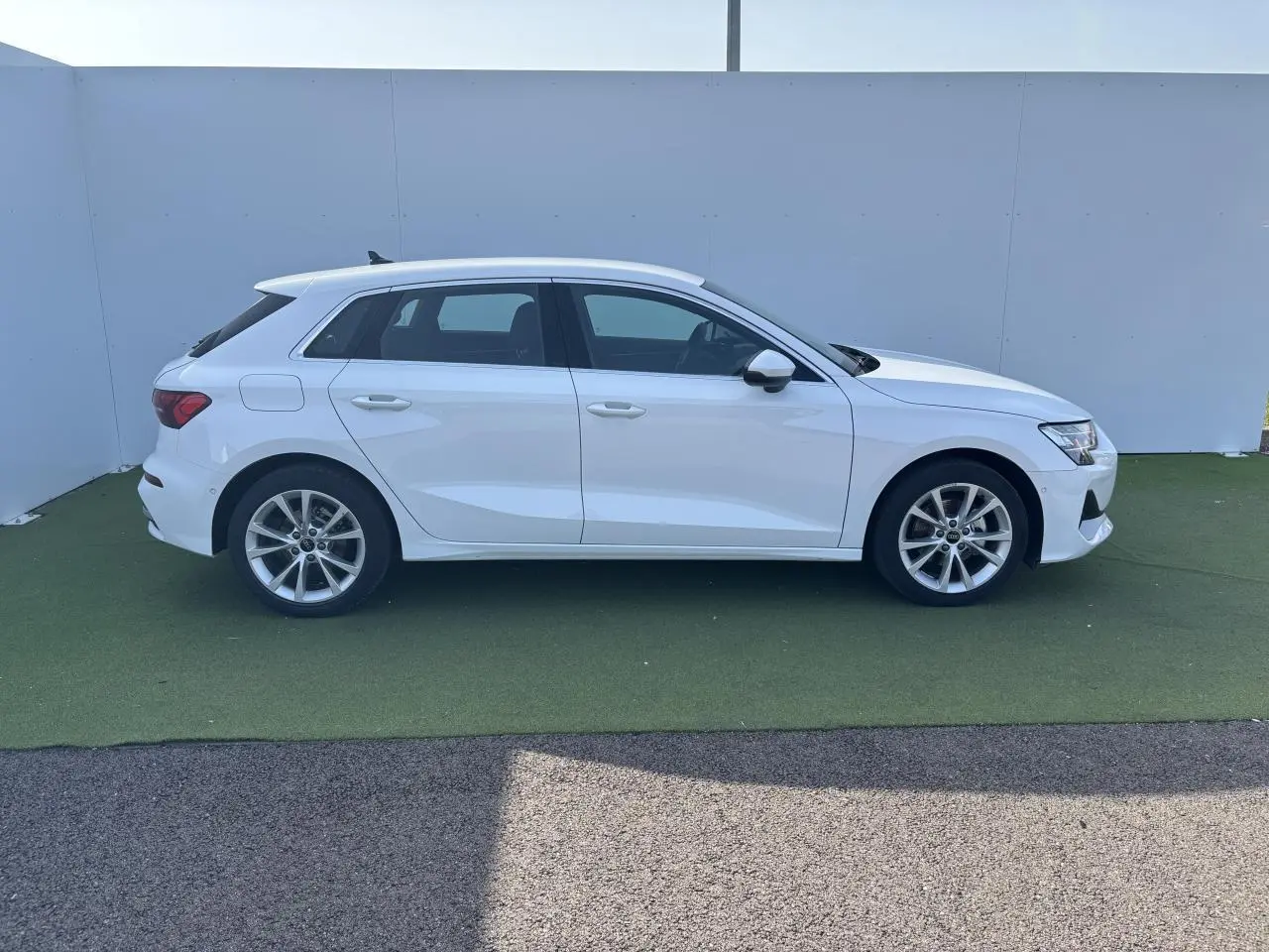 Audi A3 Sportback blanc Arkona vue de profil côté gauche sur fond neutre avec jantes alliage 5 branches