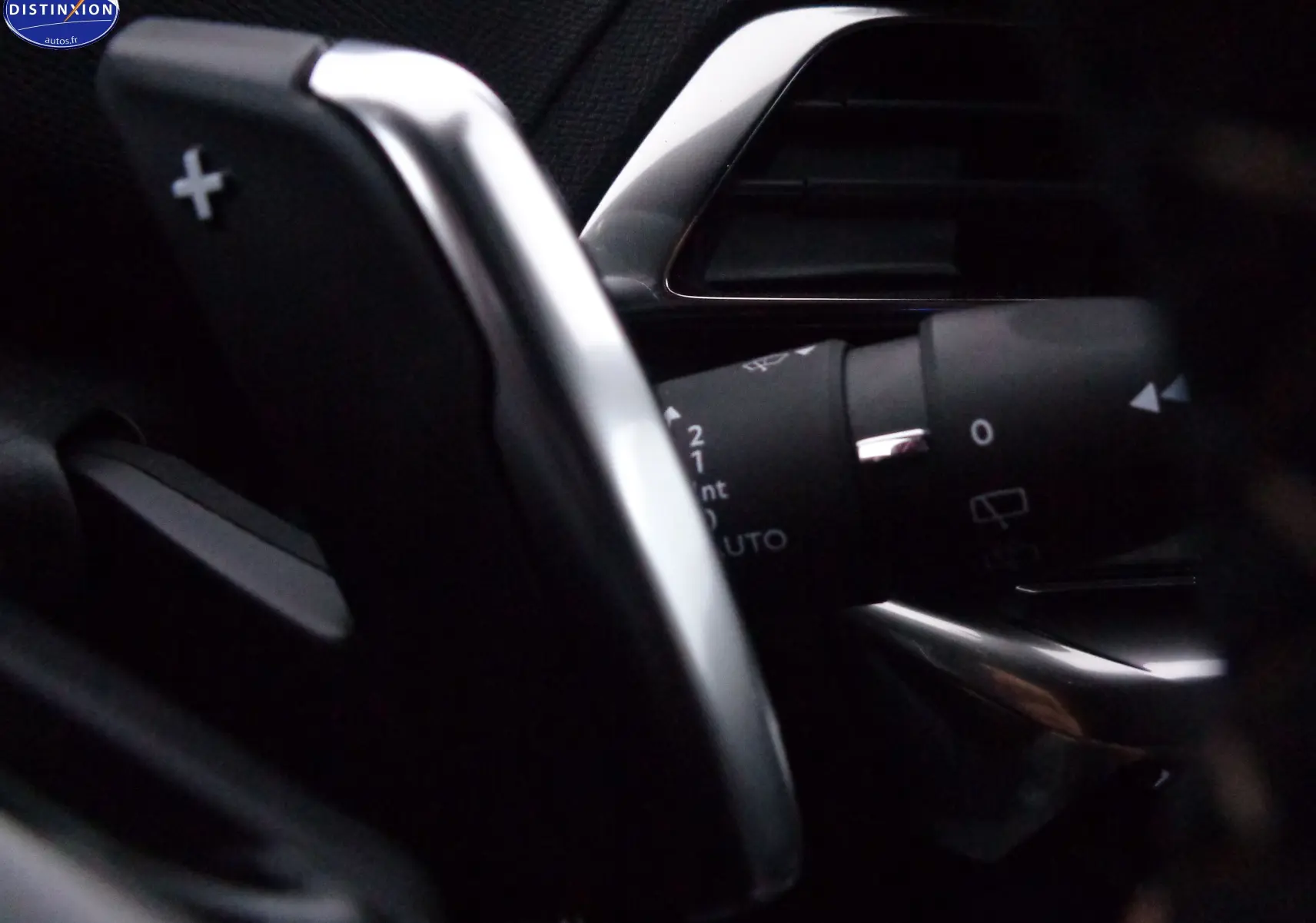 Gros plan sur la palette de changement de vitesse + côté gauche du Peugeot 3008 gris Artense, intérieur moderne et soigné.