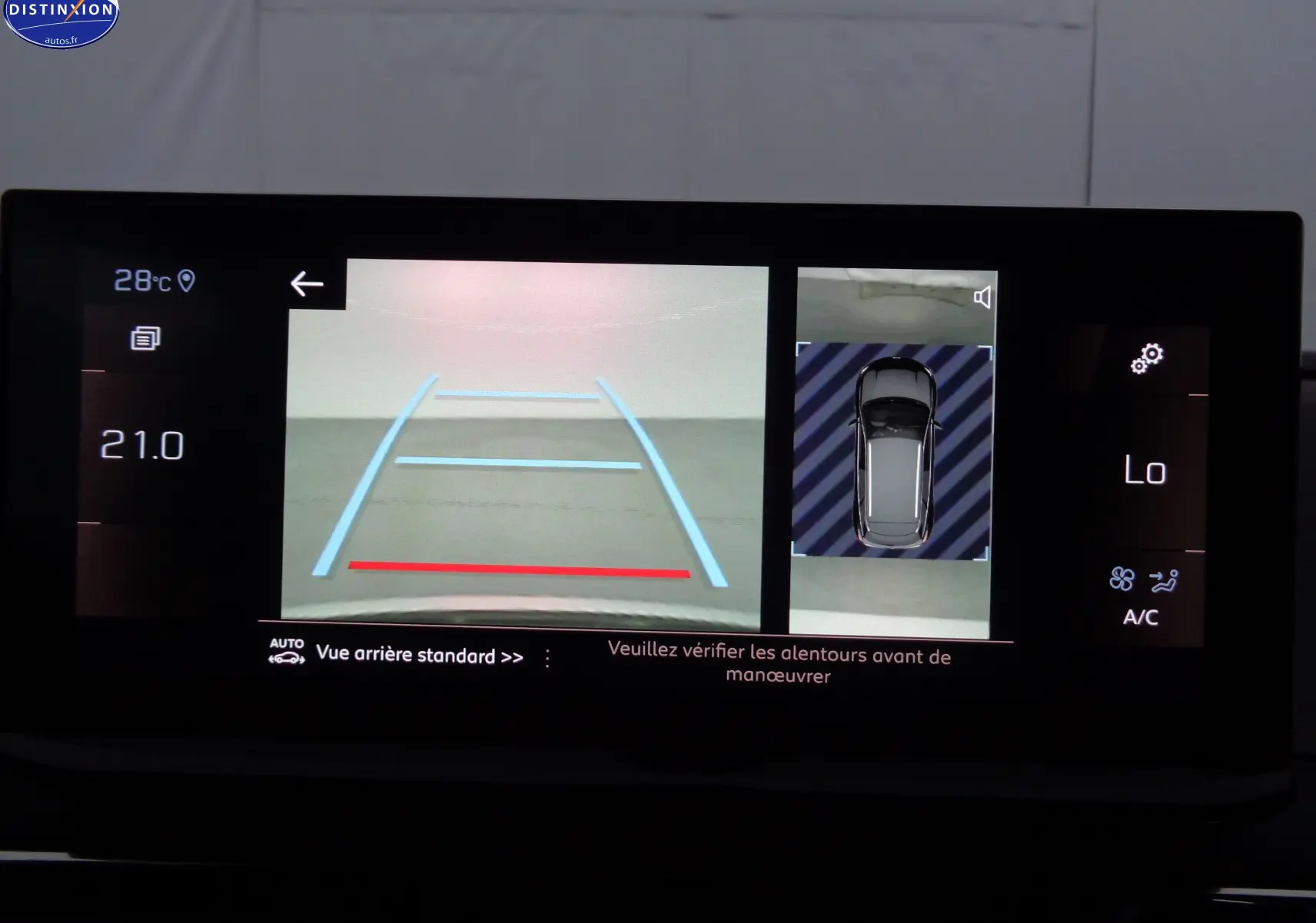 Écran multimédia du Peugeot 3008 gris Artense montrant la caméra de recul avec vue arrière et top-down pour manœuvre sécurisée.