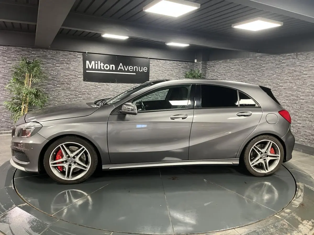 Mercedes Classe A 45 AMG gris métallisé vue de profil côté gauche avec étriers de frein rouges et jantes AMG 18 pouces.