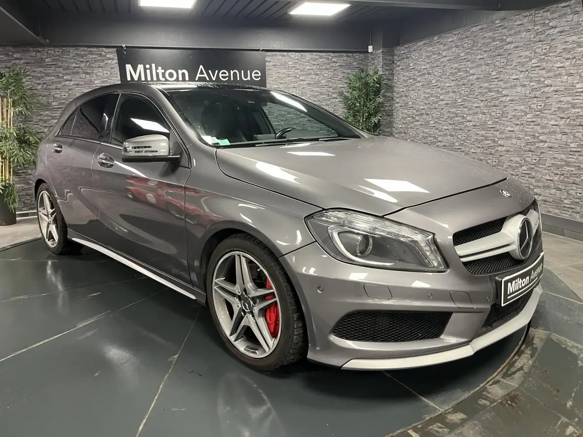Mercedes Classe A 45 AMG gris métallisé vue 3/4 avant avec étriers de frein rouges et jantes AMG cinq branches