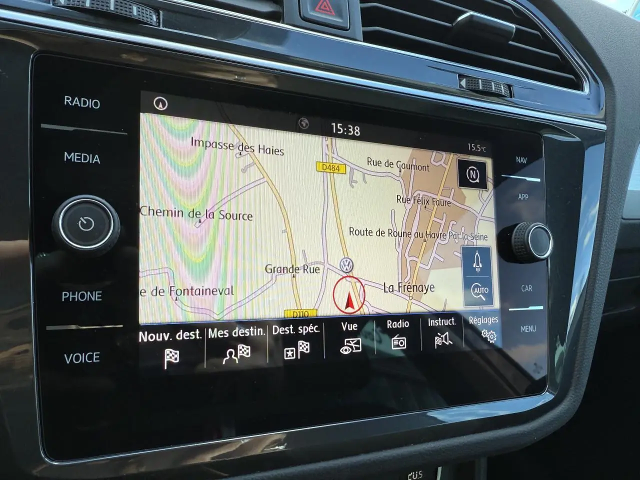 Écran tactile central du Volkswagen Tiguan 2018 affichant la navigation GPS avec carte détaillée en intérieur noir brillant.