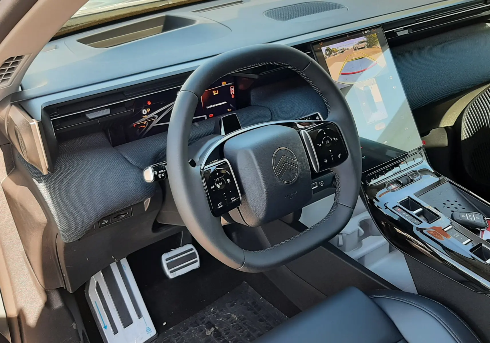 Vue intérieure côté conducteur du Citroën C5 Aircross 2026, volant multifonction, écran tactile vertical et sellerie cuir noire.