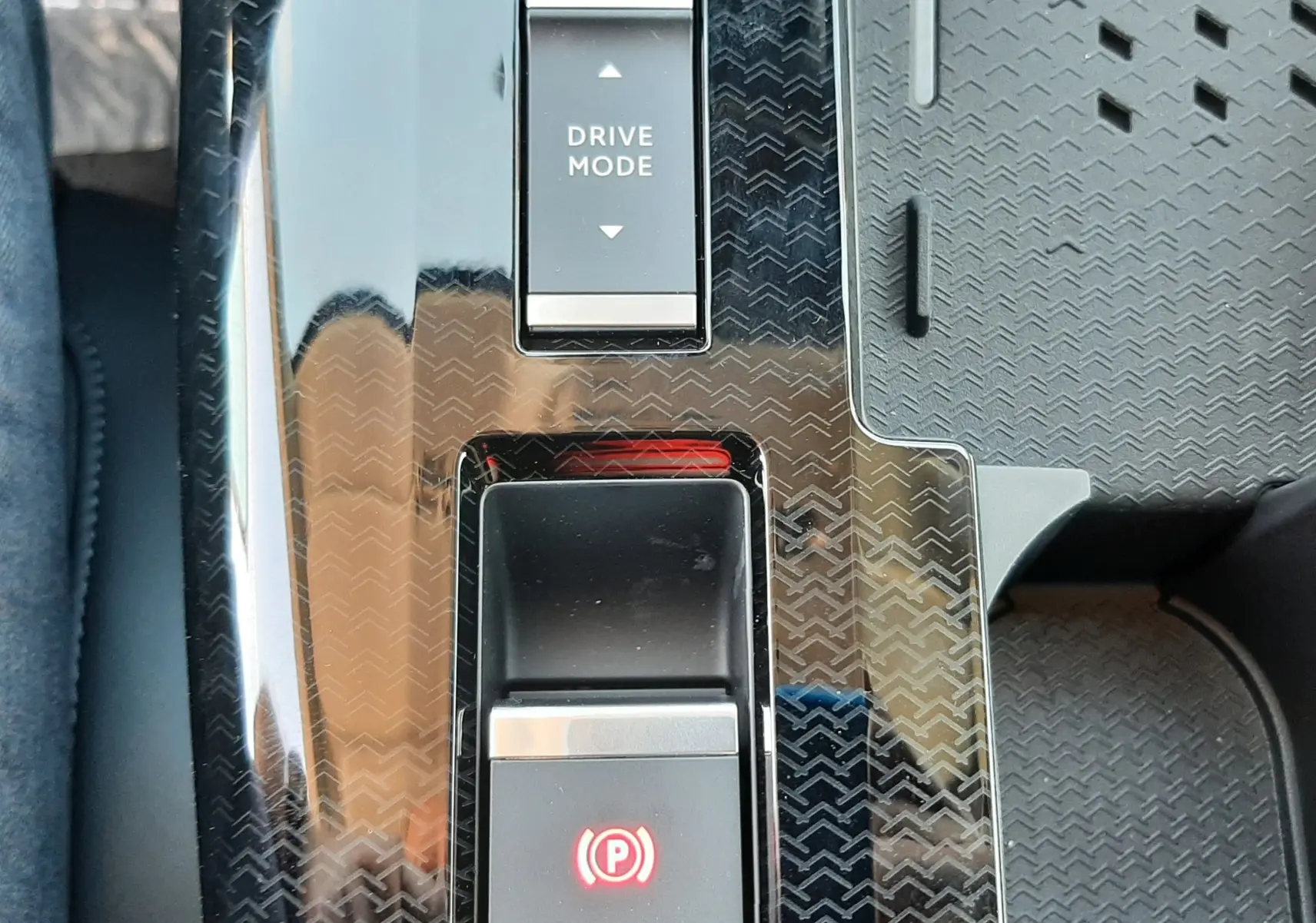 Gros plan sur la console centrale du Citroën C5 Aircross hybride 2026, avec bouton Drive Mode et frein à main électronique.