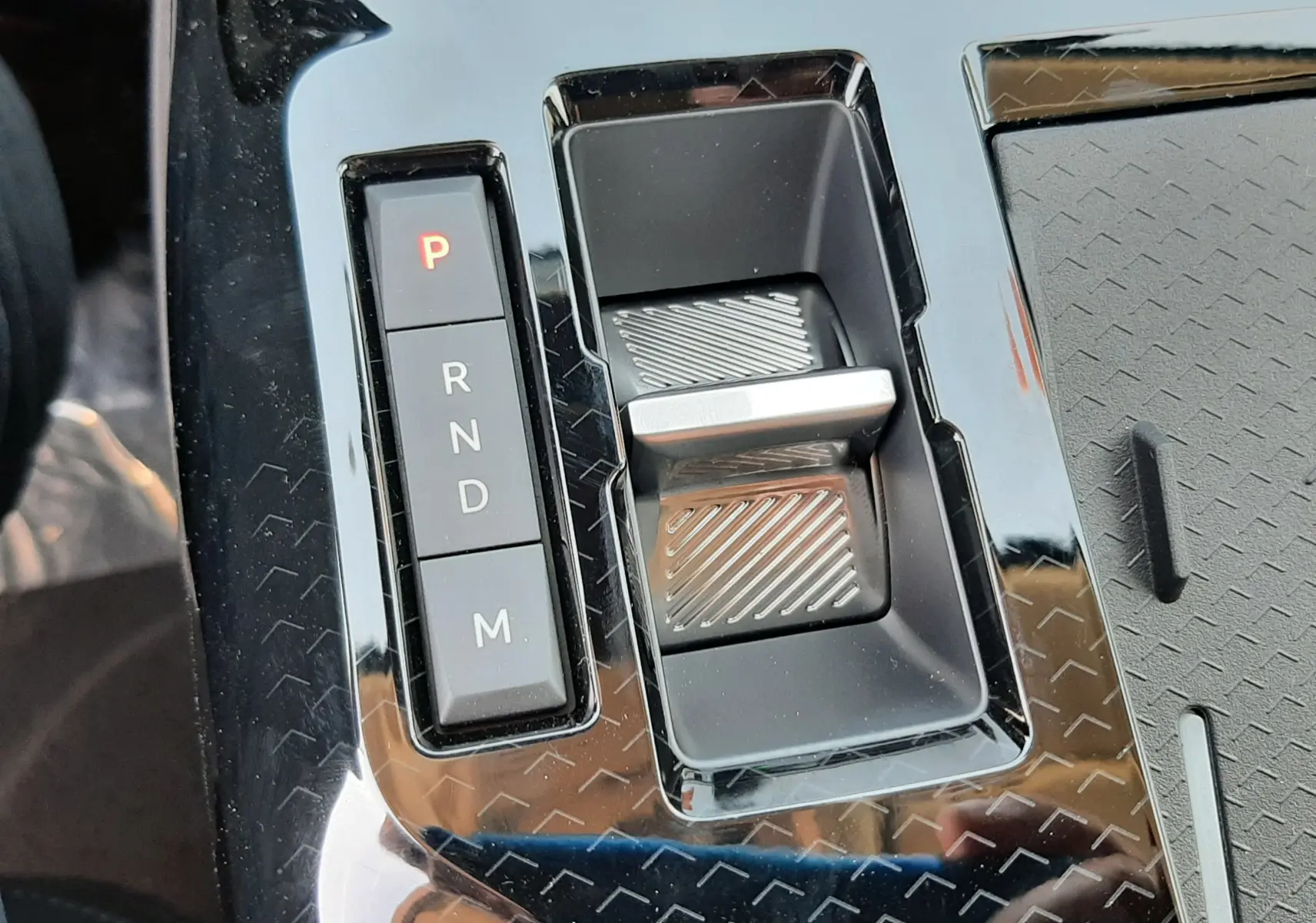Vue rapprochée de la console centrale du Citroën C5 Aircross hybride 2026, avec levier de vitesse électronique et boutons de sélection.