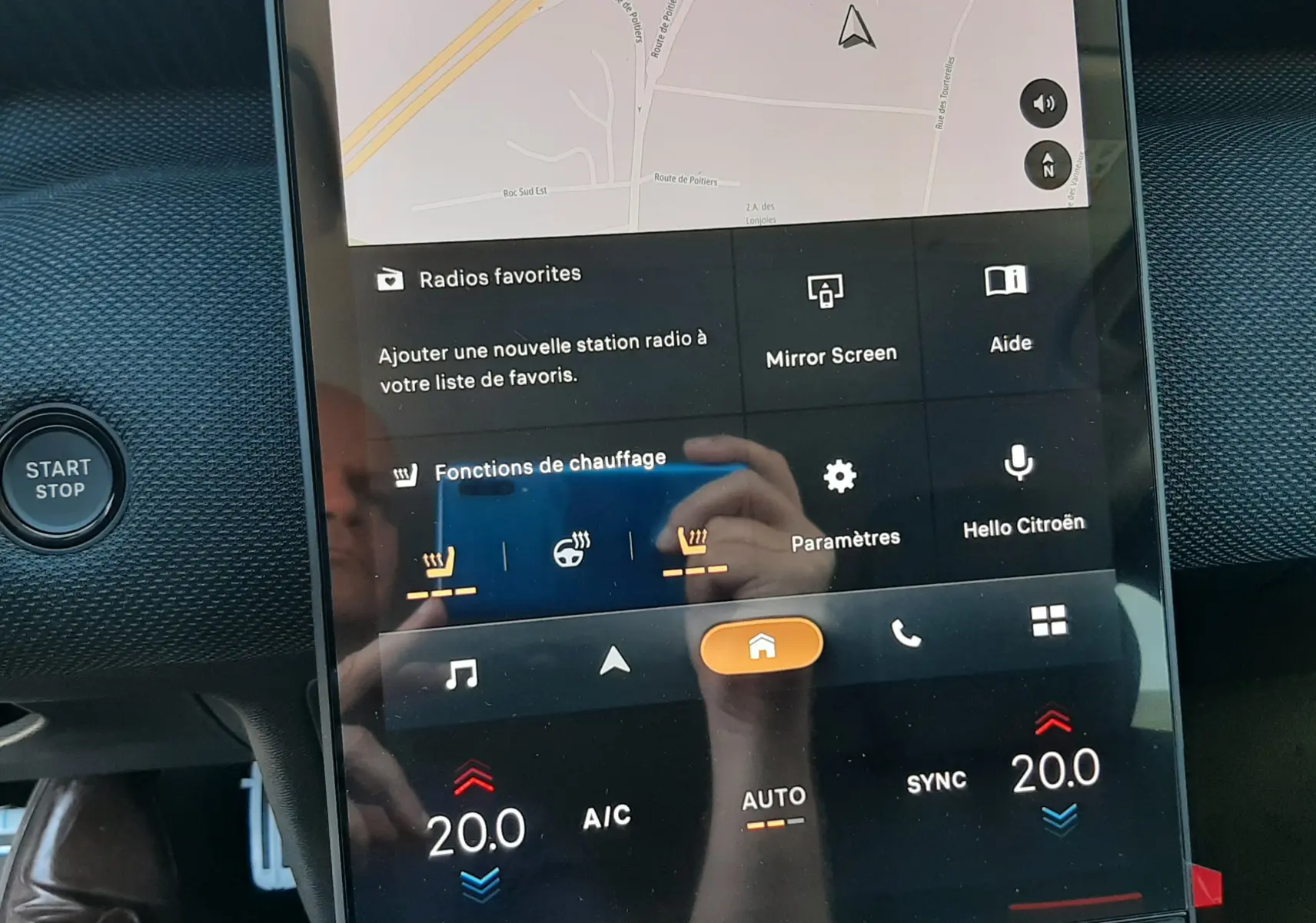 Écran tactile central du tableau de bord du Citroën C5 Aircross 2026, affichant la navigation et les commandes de chauffage.