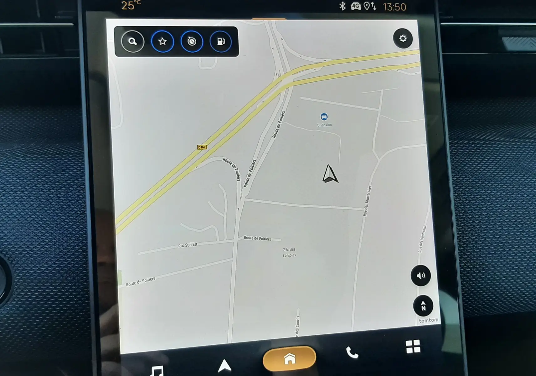 Écran central tactile du tableau de bord du Citroën C5 Aircross 2026 montrant la navigation GPS et la climatisation digitale.