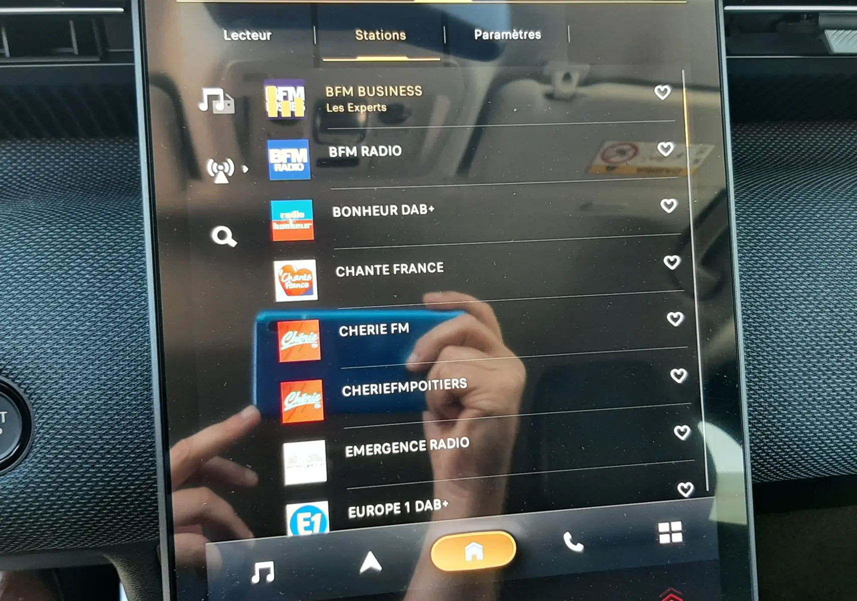 Écran tactile central du tableau de bord du Citroën C5 Aircross 2026 affichant les stations radio avec interface moderne.