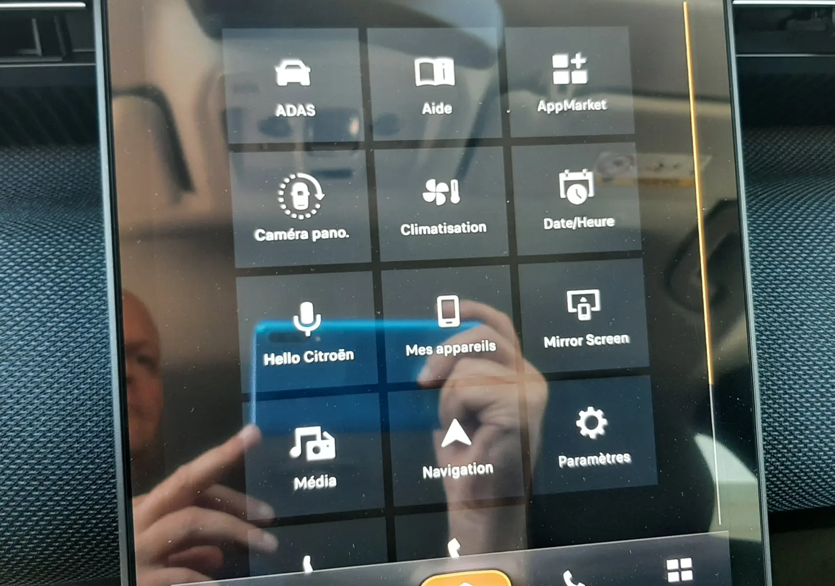 Écran tactile central du Citroën C5 Aircross 2026 affichant les options connectées et de climatisation, intérieur noir.