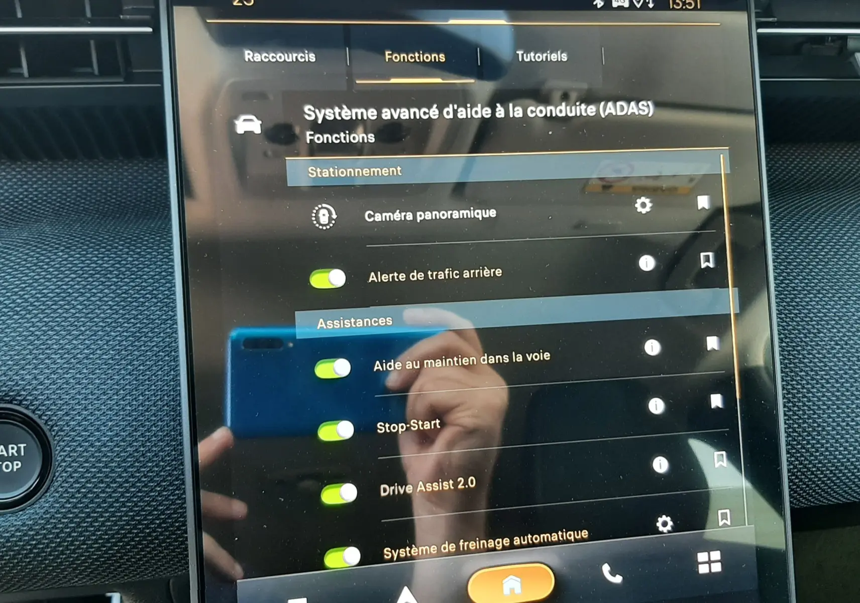 Écran tactile central du Citroën C5 Aircross 2026 affichant les options avancées d’aide à la conduite.