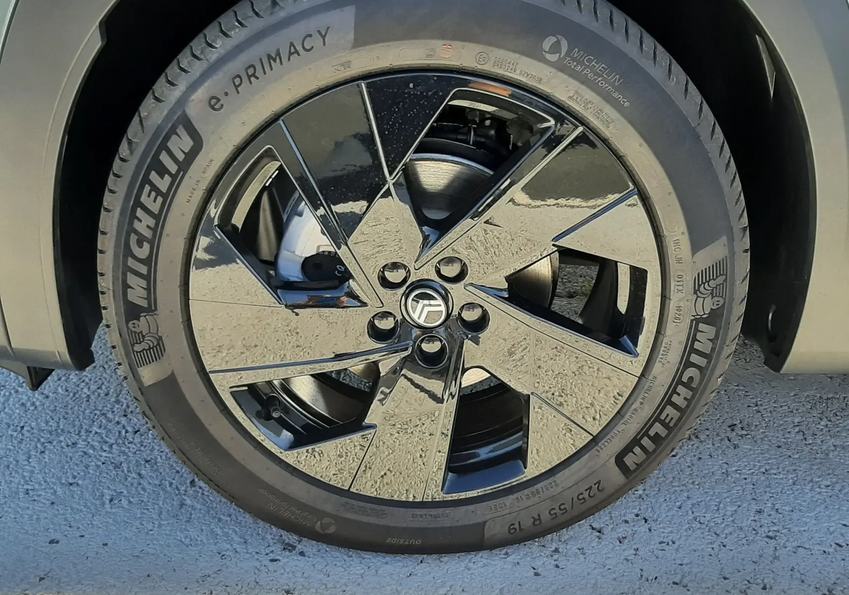 Gros plan sur la roue avant droite du Citroën C5 Aircross 2026 avec jante noire brillante et pneu Michelin e-Primacy.