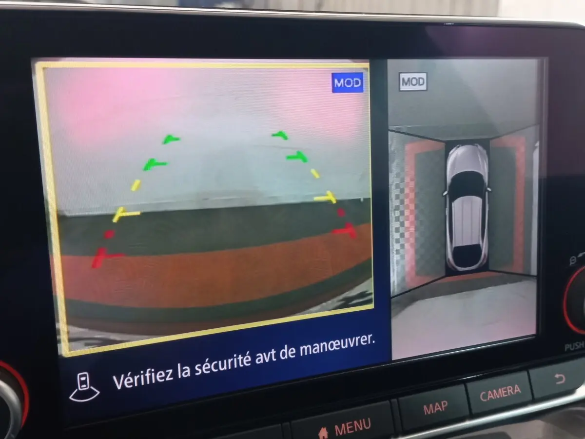 Écran de caméra de recul et vue 360° du Nissan Juke Hybrid gris foncé, affichage tableau de bord intérieur.