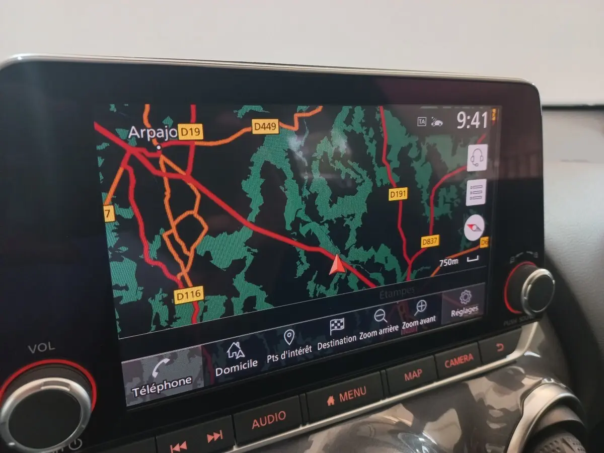 Écran tactile central du Nissan Juke Hybrid 143 Business+ 2023 affichant la navigation en mode carte couleur.