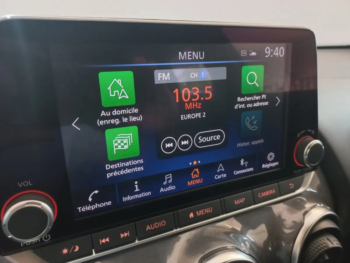 Écran tactile central du Nissan Juke Hybrid 143 Business+ 2023 affichant le menu radio et navigation.