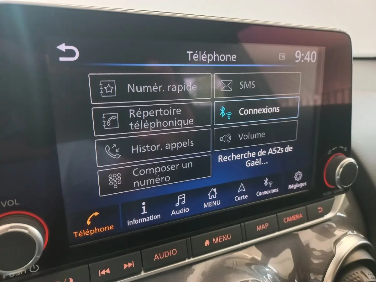 Écran tactile central du Nissan Juke Hybrid 143 Business+ affichant le menu téléphone avec options de connexion Bluetooth.