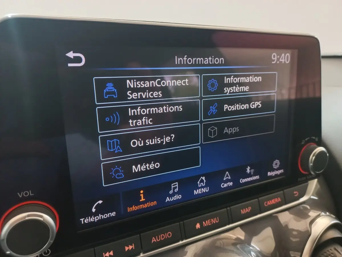 Écran tactile central du tableau de bord du Nissan Juke Hybrid 143 Business+ 2023, affichant le menu d'informations.