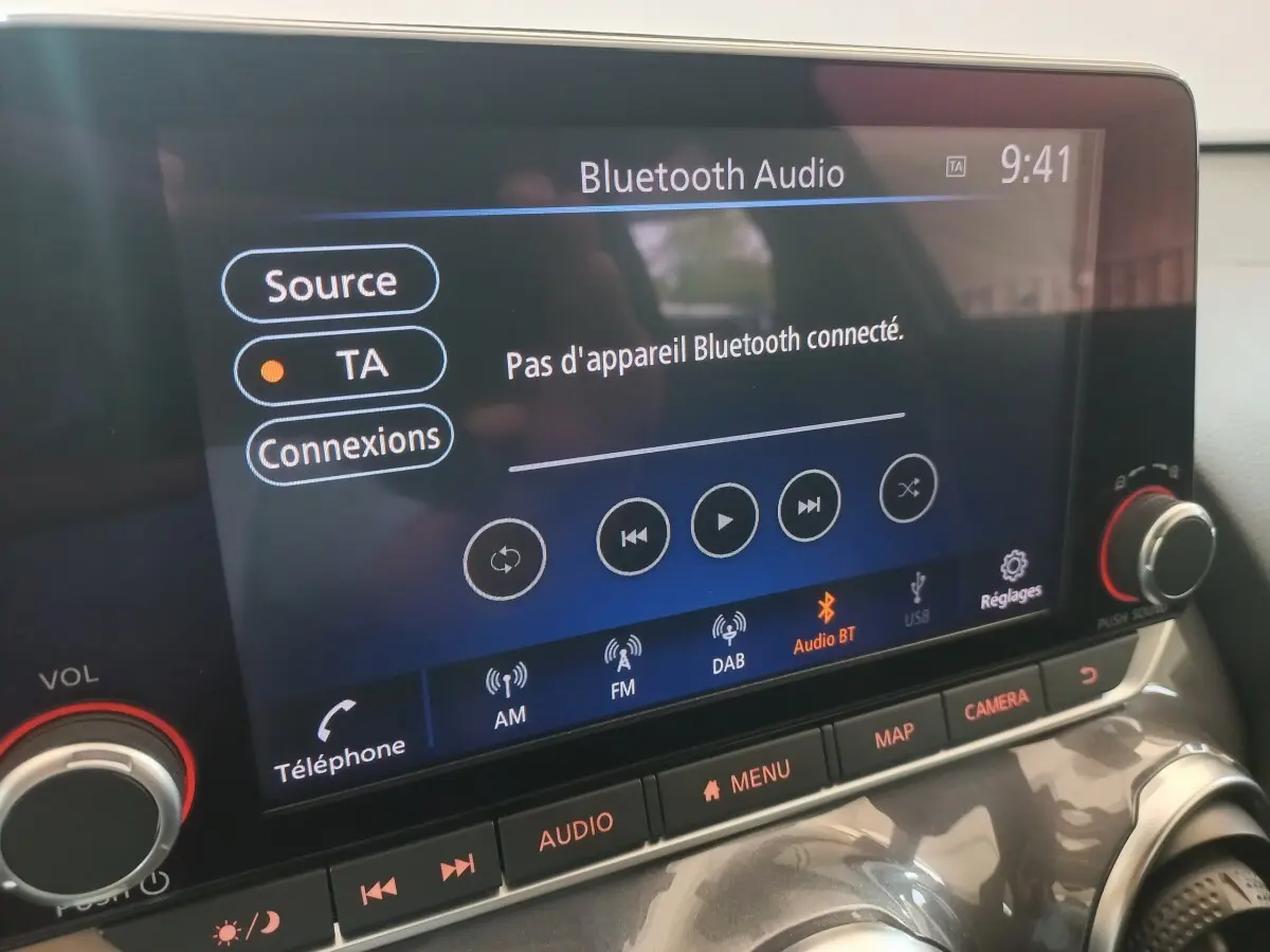 Écran tactile central du Nissan Juke Hybrid 143 Business+ 2023 affichant la connexion Bluetooth audio, vue rapprochée intérieure.