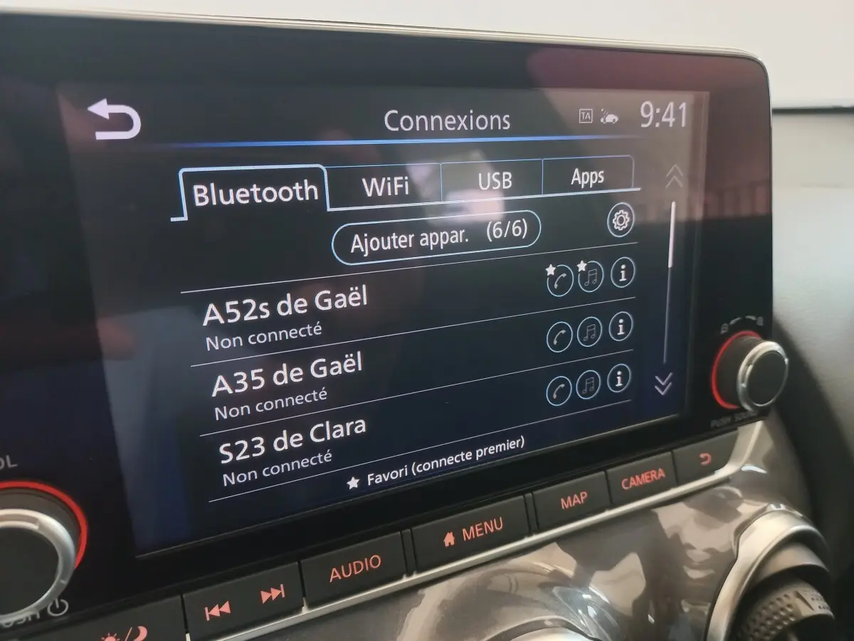 Écran tactile central du Nissan Juke Hybrid 143 Business+ 2023, affichant les options de connexion Bluetooth, WiFi, USB.