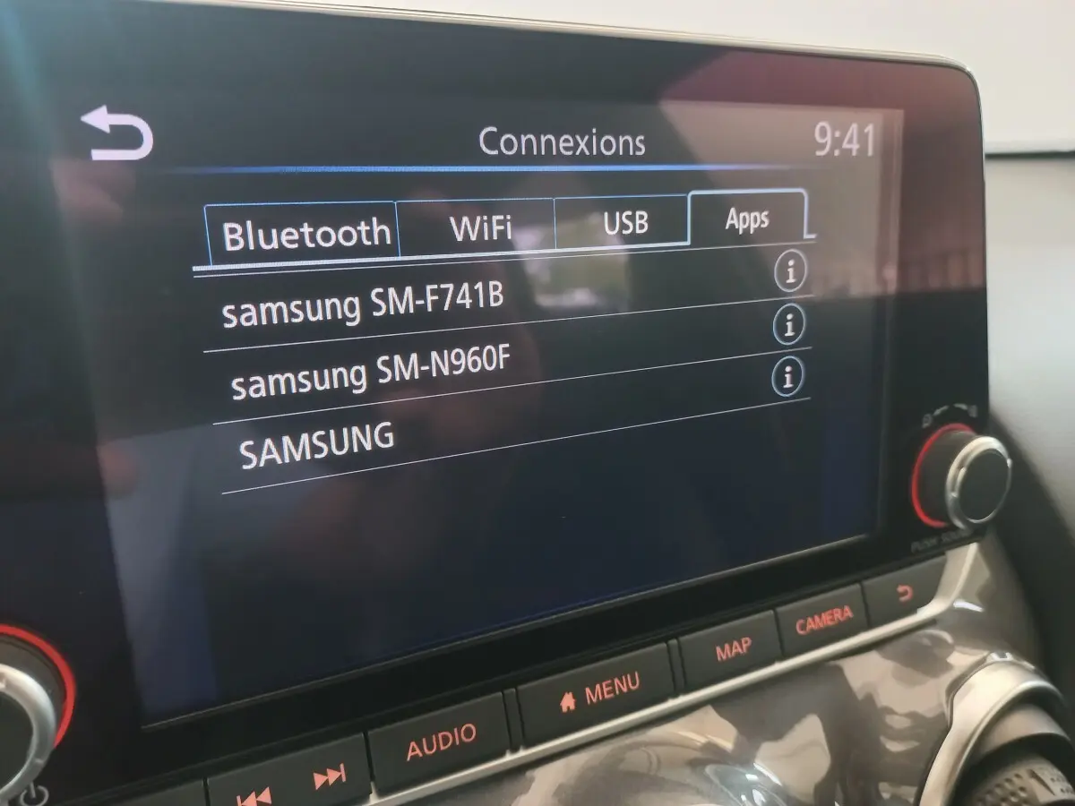 Écran tactile central du Nissan Juke Hybrid 143 Business+ affichant les connexions Bluetooth, vue intérieure rapprochée.