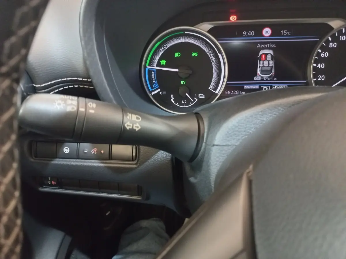 Vue rapprochée du tableau de bord et du volant du Nissan Juke Hybrid 143 Business+ avec affichage numérique et commandes au volant.
