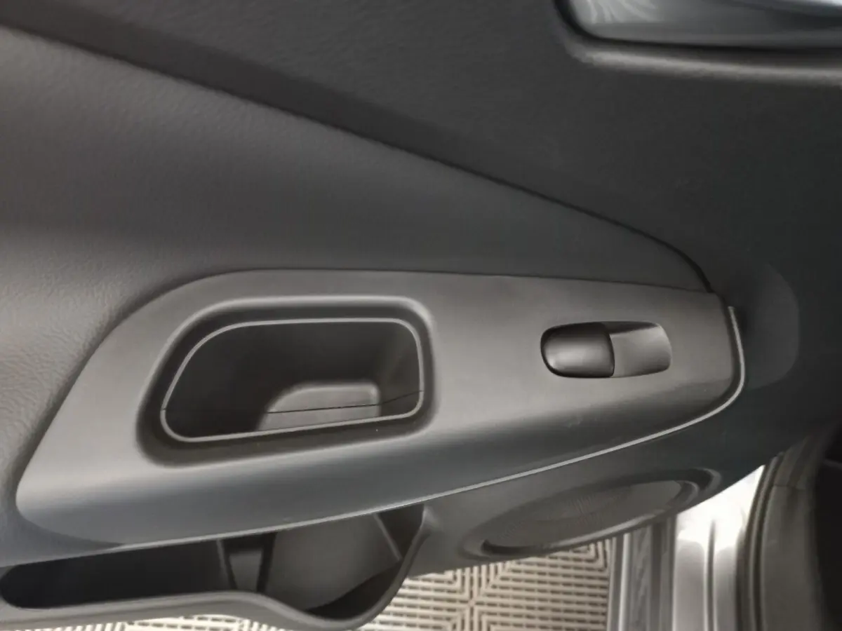 Poignée intérieure de porte côté droit en plastique noir du Nissan Juke Hybrid 143 Business+ gris foncé 2023.