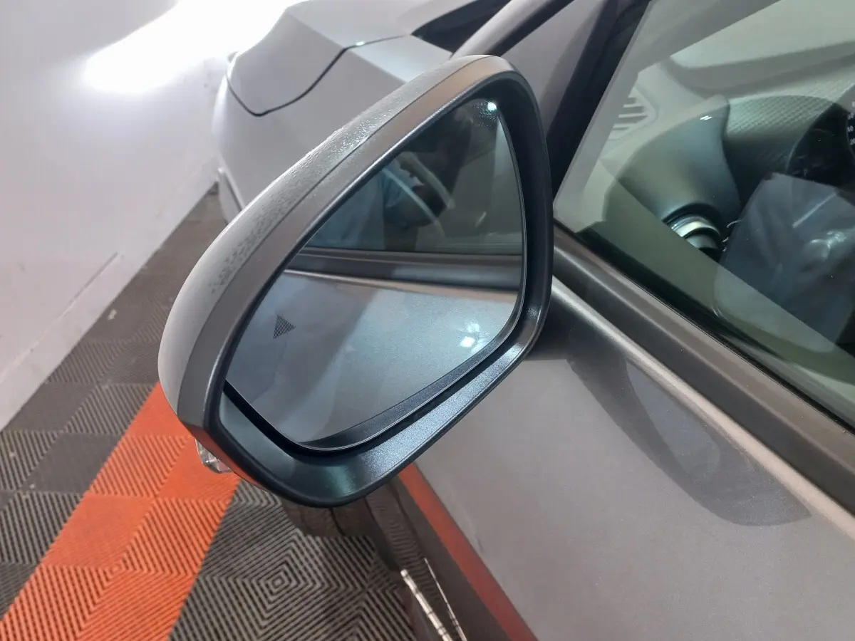 Rétroviseur extérieur droit gris foncé du Nissan Juke Hybrid 143 Business+ 2023, vue rapprochée côté conducteur.