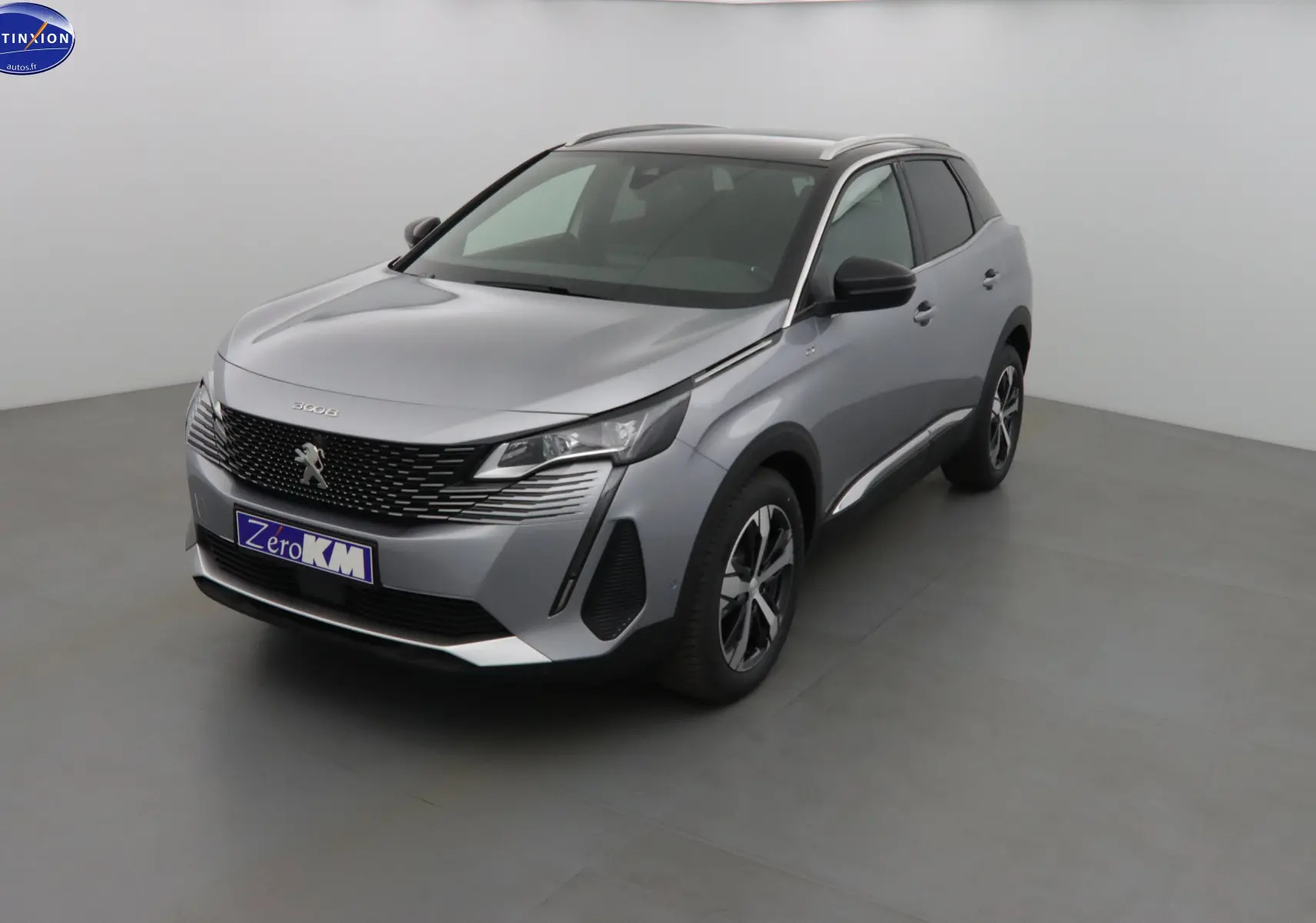 Peugeot 3008 gris Artense métal vue 3/4 avant droit avec calandre noire et jantes bi-ton.