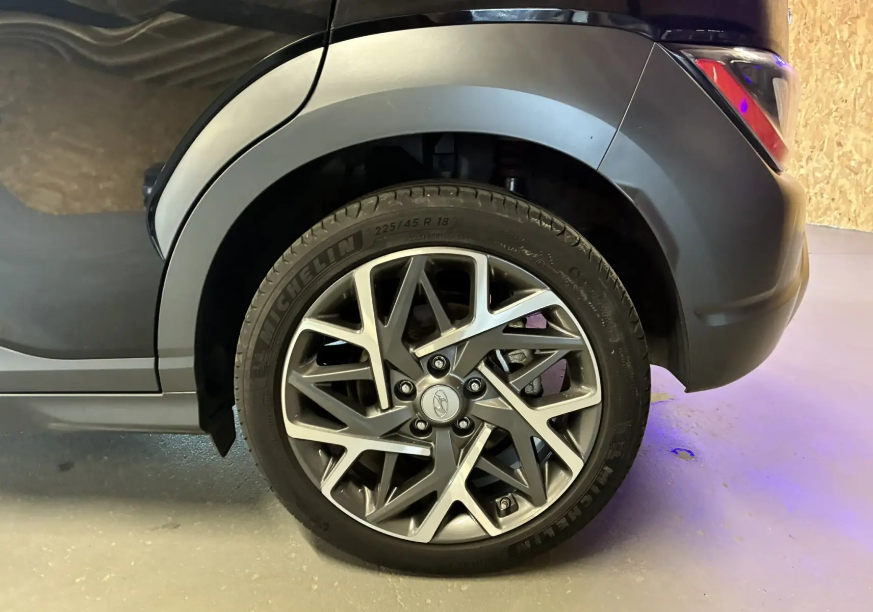 Gros plan sur la roue arrière droite du Hyundai Kona 2023 noir, mettant en valeur la jante alliage moderne et le pneu Michelin.