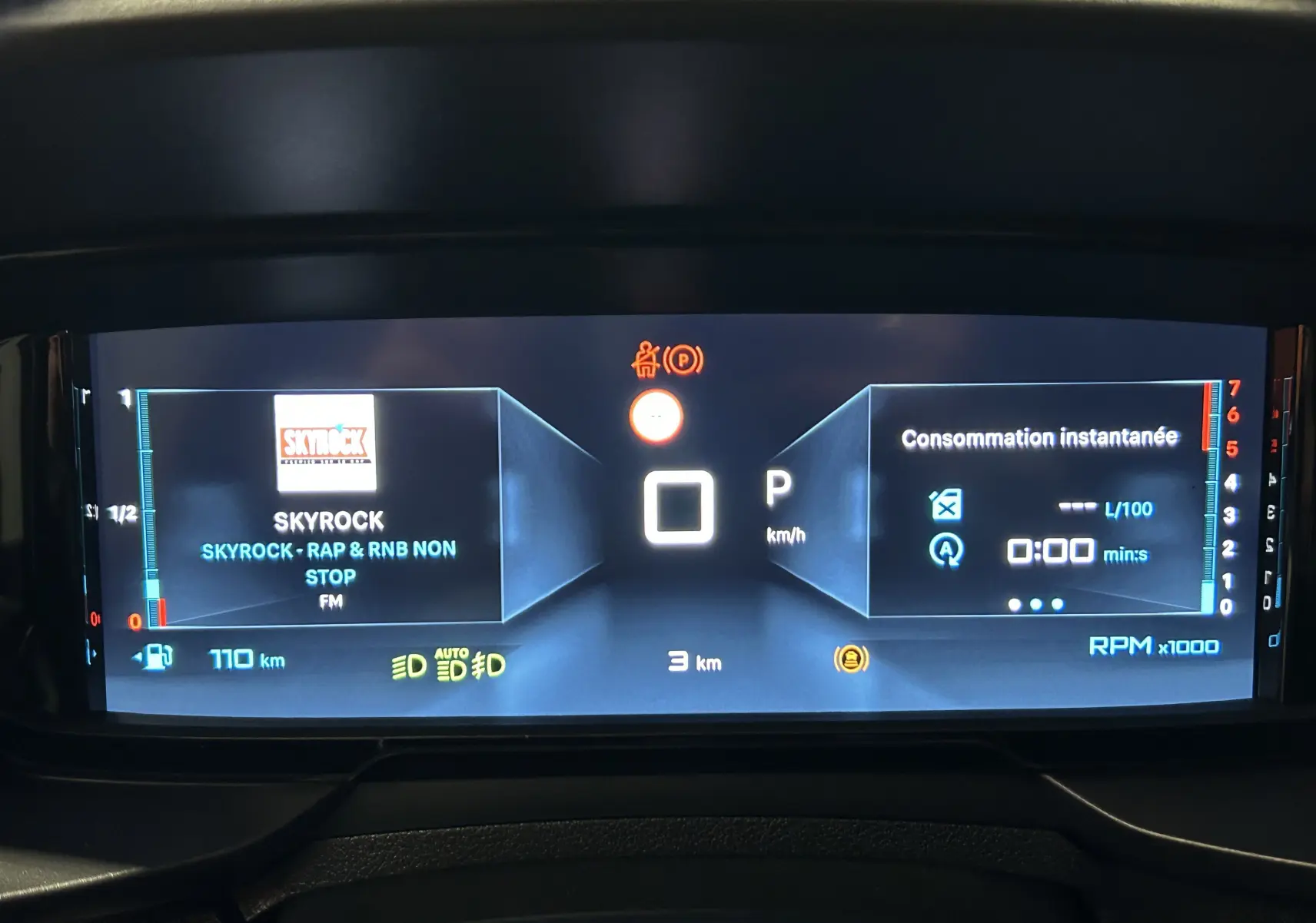 Tableau de bord numérique du Citroën Berlingo Multispace 2025 affichant la radio Skyrock et la consommation instantanée.