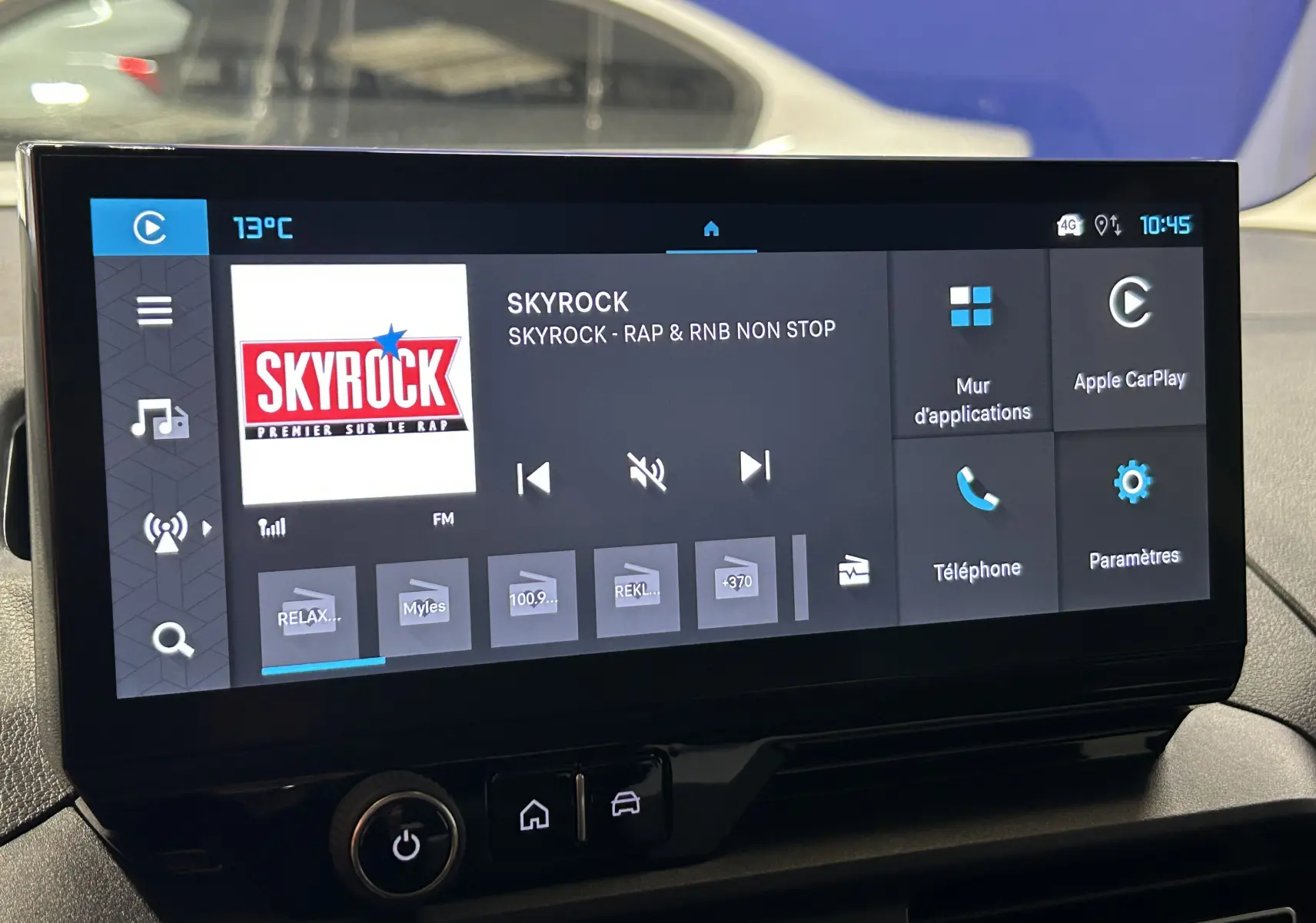 Écran tactile central affichant la radio Skyrock dans l'habitacle du Citroën Berlingo Multispace 2025.