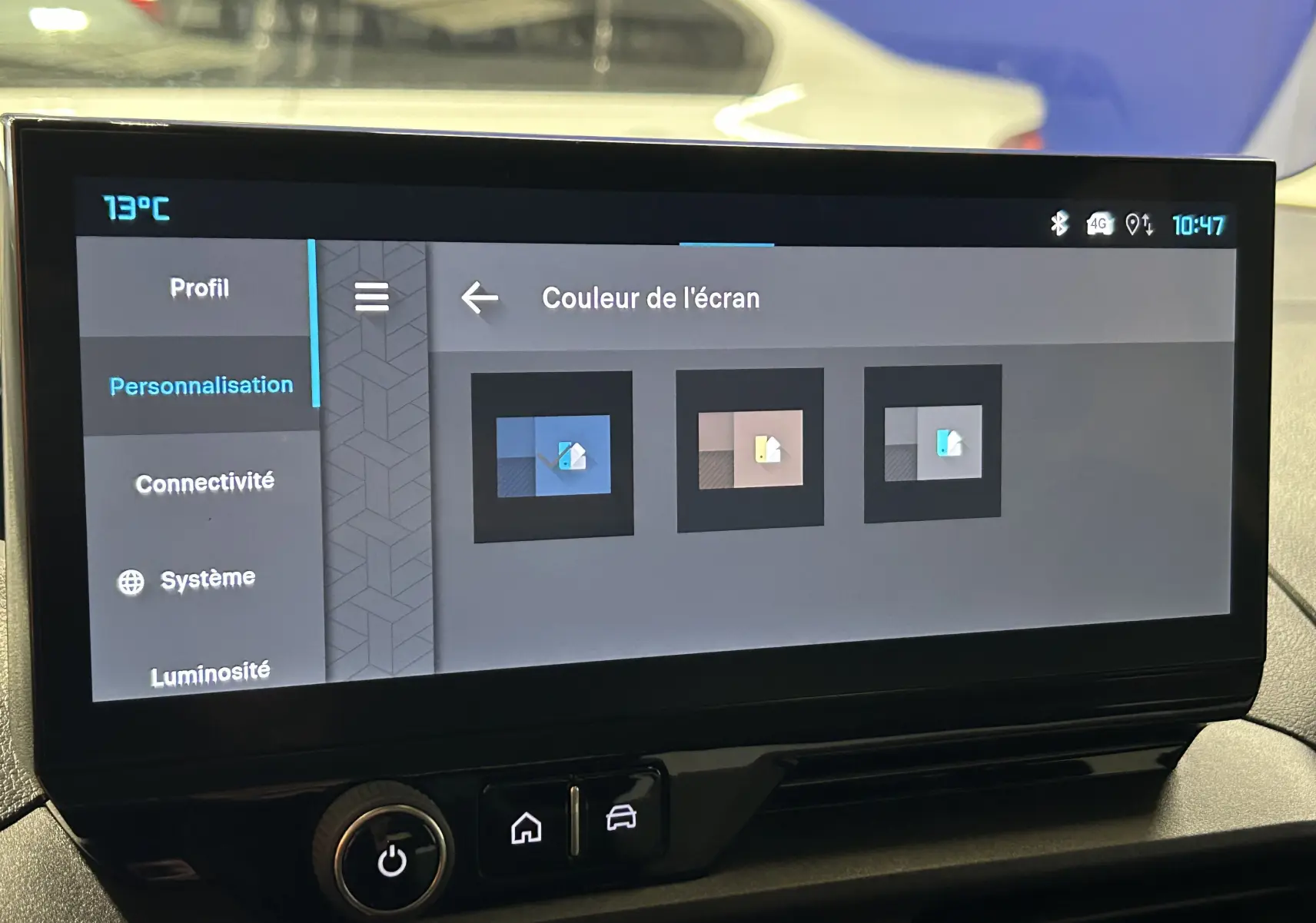 Écran tactile intérieur du Citroën Berlingo Multispace 2025 affichant les options de personnalisation des couleurs d'écran.