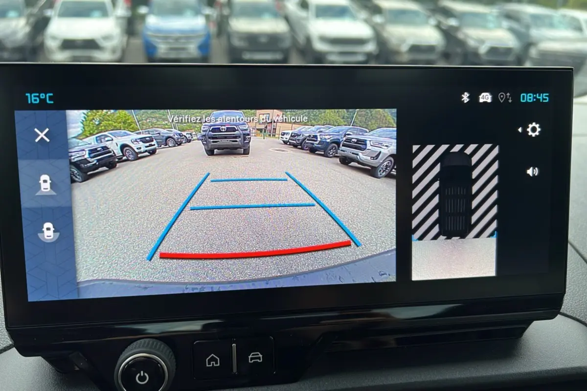 Écran de caméra de recul du Citroën Berlingo 2026 montrant l'arrière et les lignes de guidage en bleu et rouge.