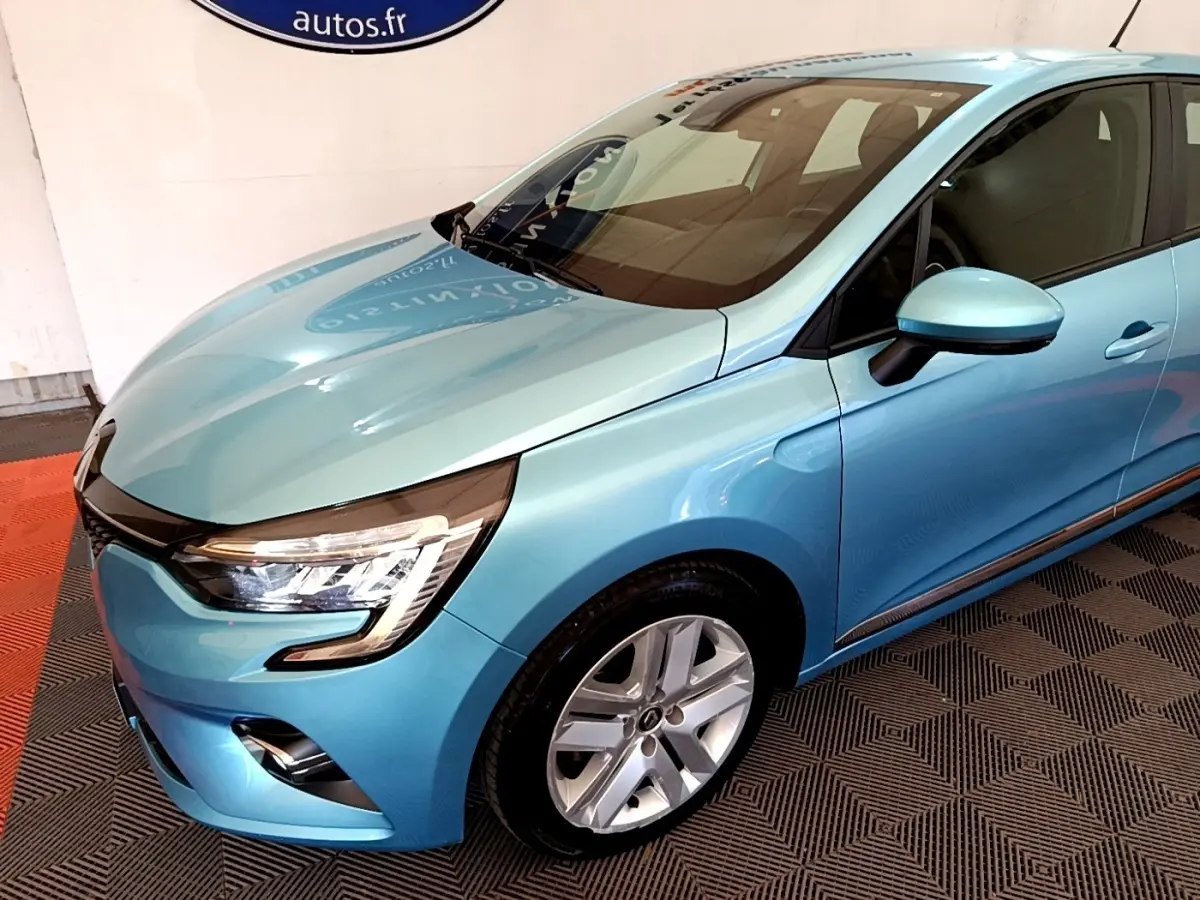 Renault Clio Business E-Tech hybride bleu vue 3/4 avant droit, mettant en valeur ses phares LED et jantes alliage.