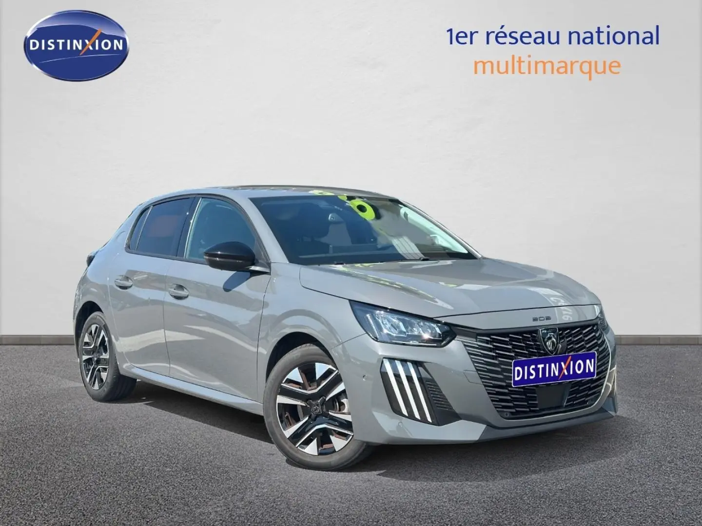 Peugeot 208 gris Selenium vue 3/4 avant droit, avec jantes alu et calandre noire distinctive.
