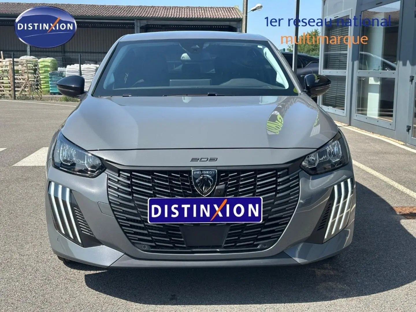 Vue avant d'une Peugeot 208 1.2 100ch gris Selenium avec calandre noire et feux LED distinctifs.